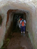 Tunnel fuehren die Wanderer vorbei an steinschlaggefaerdeten Stellen